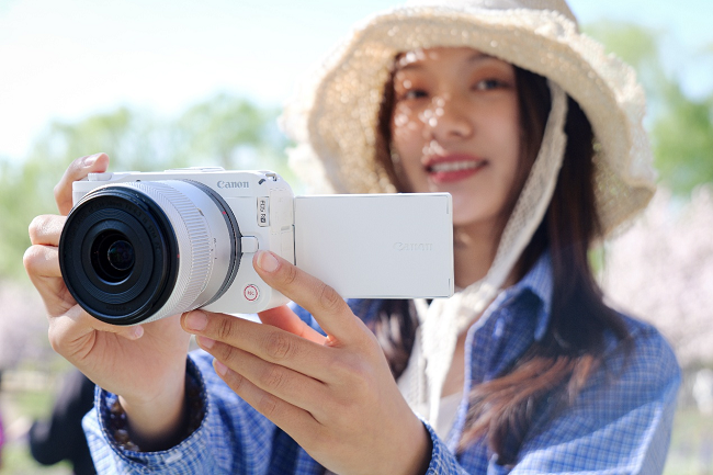 今年会2025新款佳能R50V 评测：Vlog 与照相双修的性价比微单首选(图2)